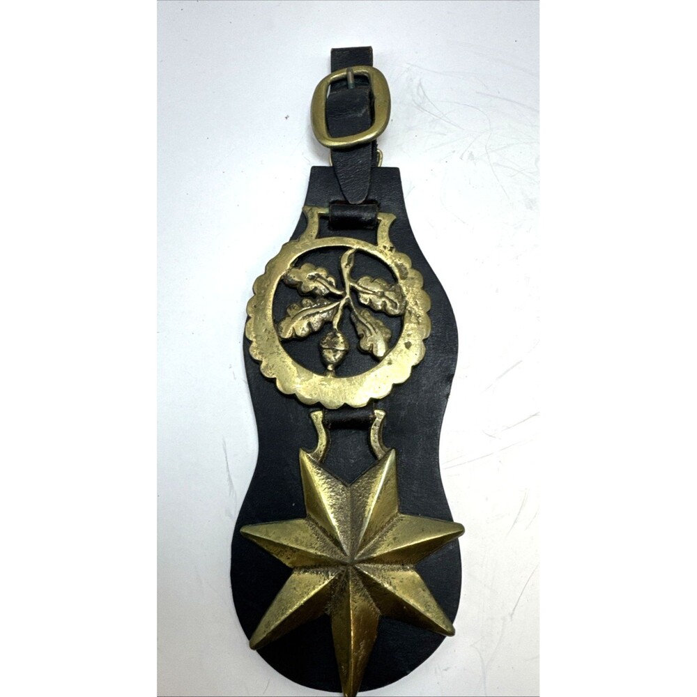 Lot Of 2 Vintage Leather Horse Hanging Strap 3 Brass Medallions 6 Total Medals - Picture 2 of 11